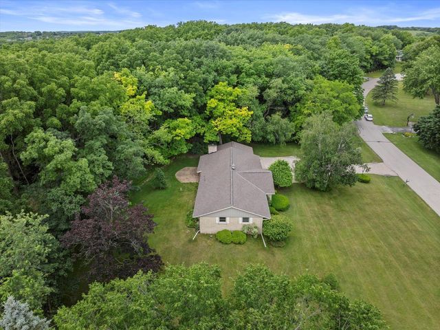N2W27233 Lyles DRIVE, Waukesha, WI 53188