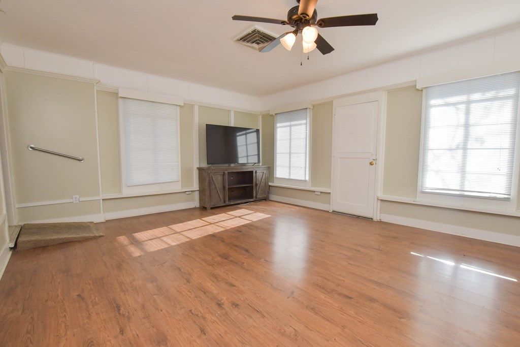 Image 12 of property listing at 2409 W Ave L, San Angelo, TX 76901