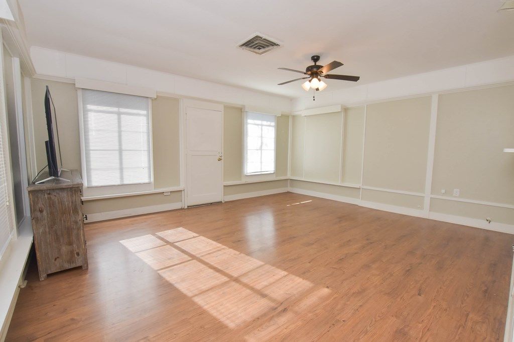 Image 13 of property listing at 2409 W Ave L, San Angelo, TX 76901