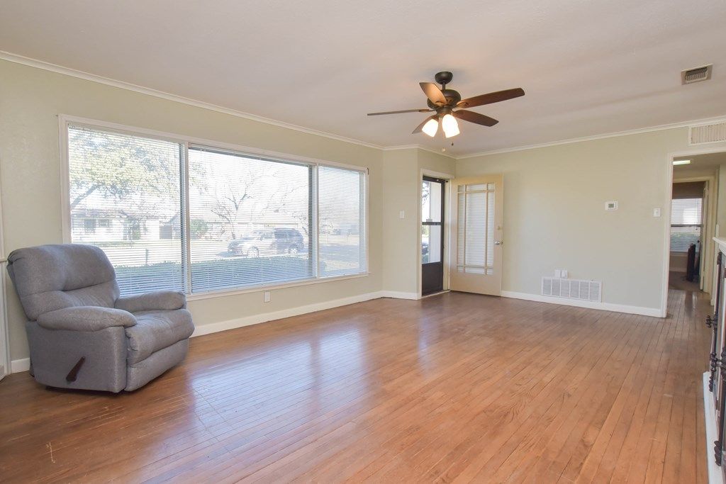 Image 5 of property listing at 2409 W Ave L, San Angelo, TX 76901