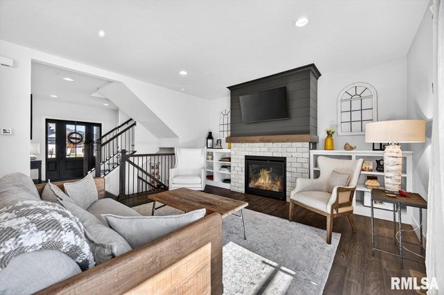 3000 W Saddle Creek Drive, Dunlap, IL 61525