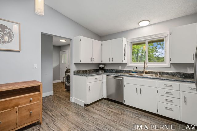18019 Mohawk Drive, Spring Lake, MI 49456