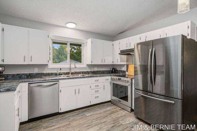 18019 Mohawk Drive, Spring Lake, MI 49456