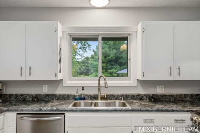 18019 Mohawk Drive, Spring Lake, MI 49456