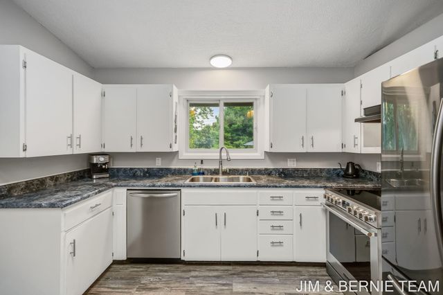18019 Mohawk Drive, Spring Lake, MI 49456