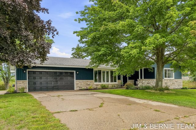 18019 Mohawk Drive, Spring Lake, MI 49456