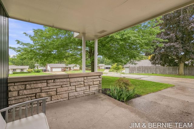 18019 Mohawk Drive, Spring Lake, MI 49456