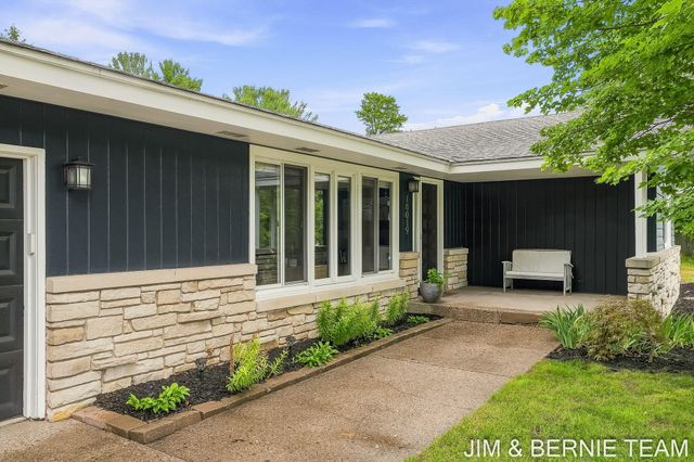 18019 Mohawk Drive, Spring Lake, MI 49456