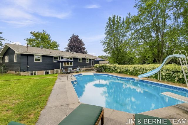 18019 Mohawk Drive, Spring Lake, MI 49456