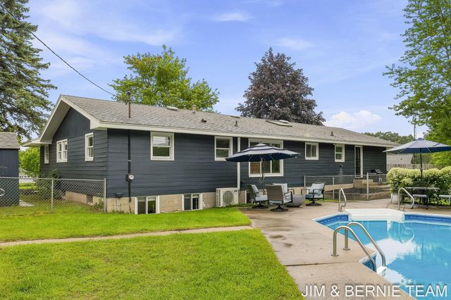 18019 Mohawk Drive, Spring Lake, MI 49456