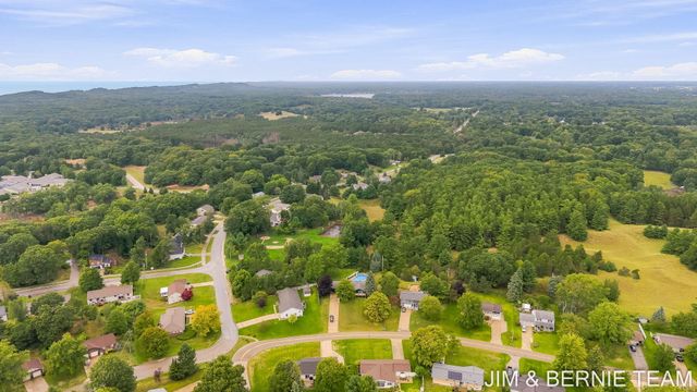 18019 Mohawk Drive, Spring Lake, MI 49456