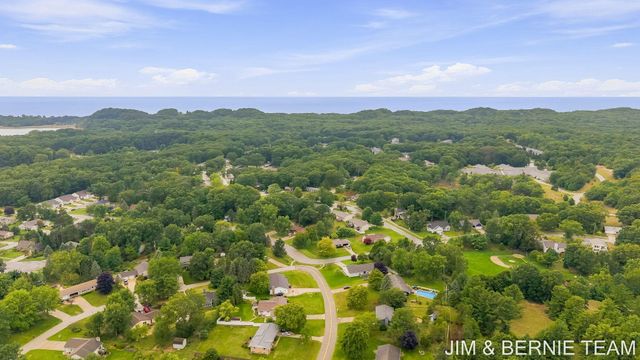 18019 Mohawk Drive, Spring Lake, MI 49456
