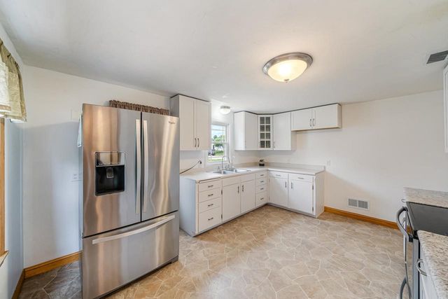 408 W LINCOLN AVENUE, Little Chute, WI 54140