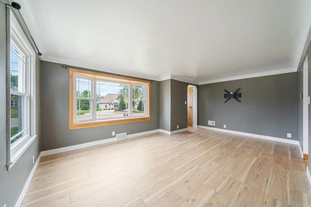 408 W LINCOLN AVENUE, Little Chute, WI 54140