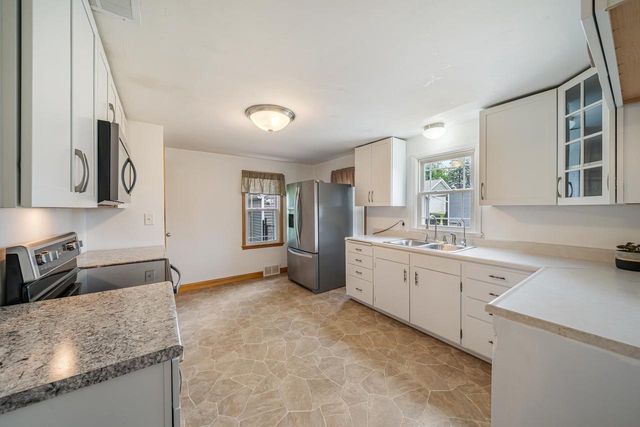 408 W LINCOLN AVENUE, Little Chute, WI 54140