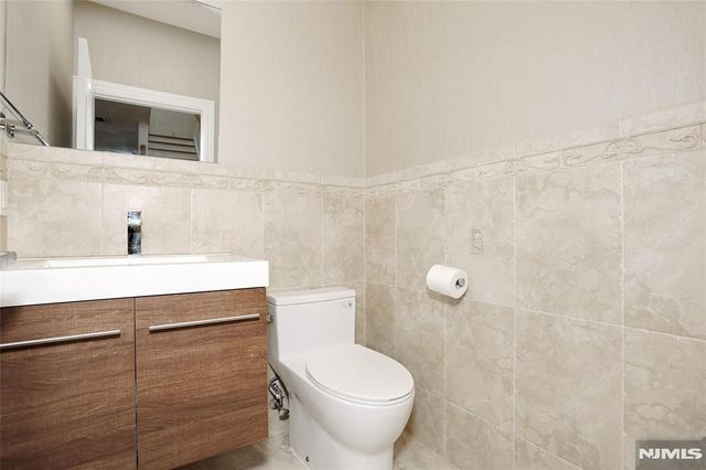 423 Lafayette Avenue, Cliffside Park, NJ 07010
