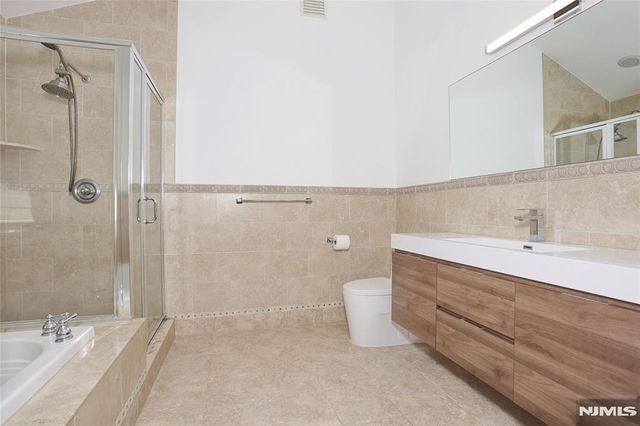 423 Lafayette Avenue, Cliffside Park, NJ 07010