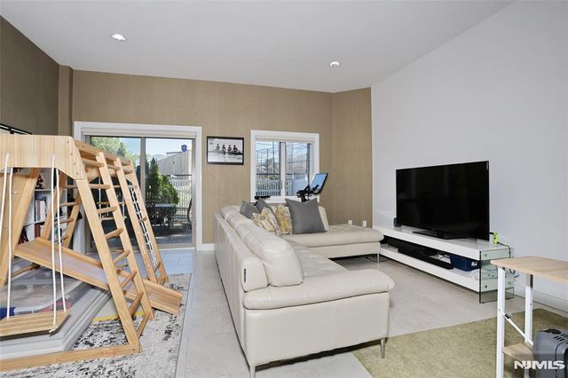 423 Lafayette Avenue, Cliffside Park, NJ 07010