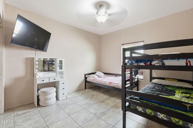 282 VIA CUMBRE LINDA Circle, El Paso, TX 79928