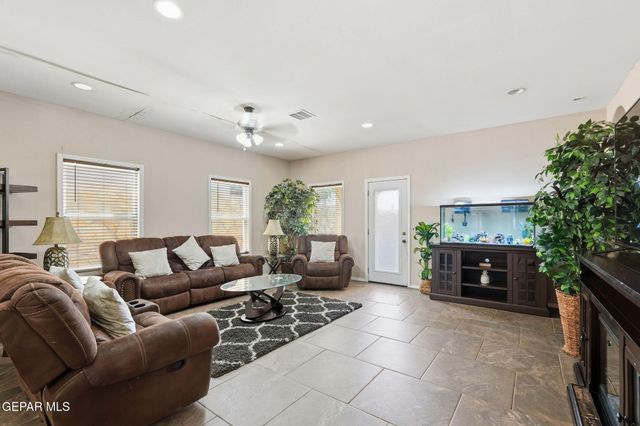 282 VIA CUMBRE LINDA Circle, El Paso, TX 79928