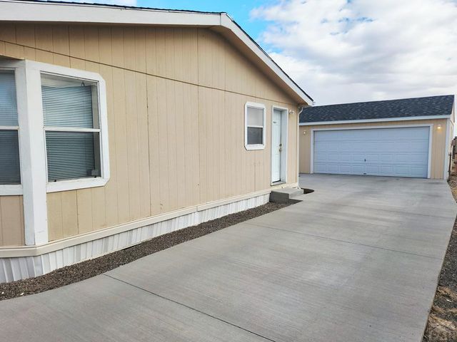 366 E Countryside Dr, Pueblo West, CO 81007