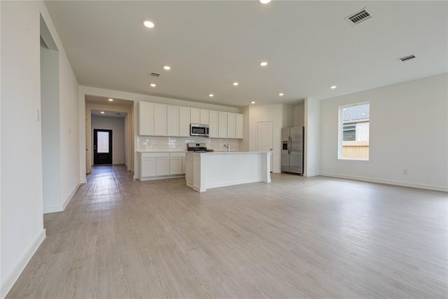 400 Robin Street, Angleton, TX 77515