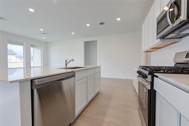400 Robin Street, Angleton, TX 77515