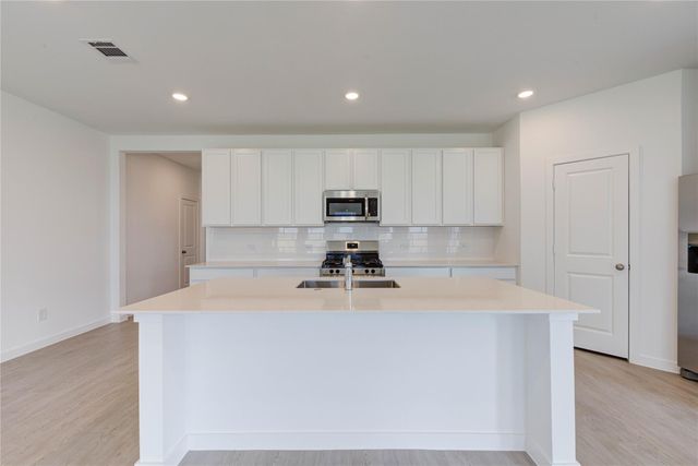400 Robin Street, Angleton, TX 77515