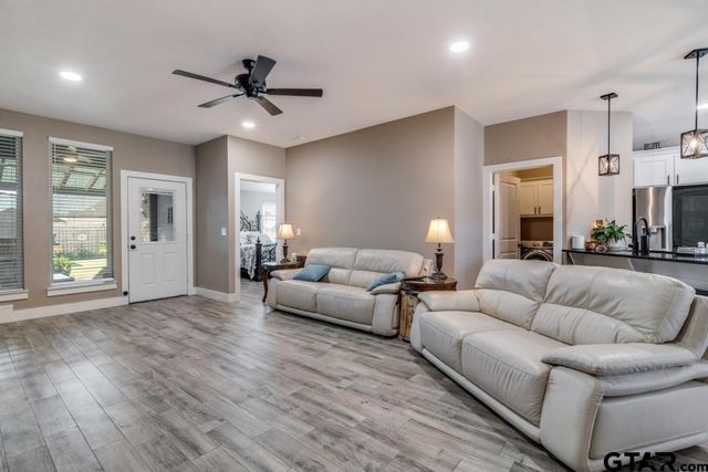 17409 Crossing Circle, Lindale, TX 75771