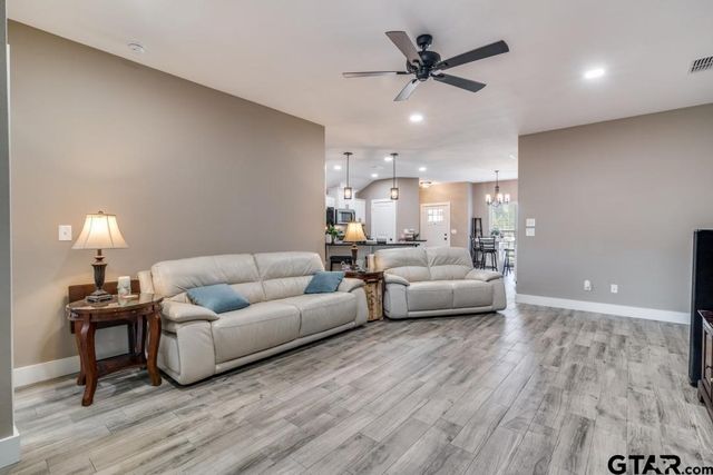 17409 Crossing Circle, Lindale, TX 75771