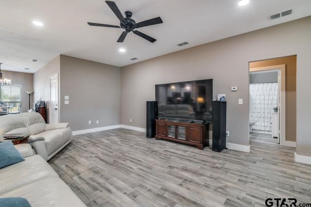 17409 Crossing Circle, Lindale, TX 75771