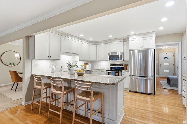 2370 E LYNWOOD DR, Salt Lake City, UT 84109