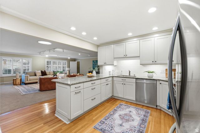 2370 E LYNWOOD DR, Salt Lake City, UT 84109