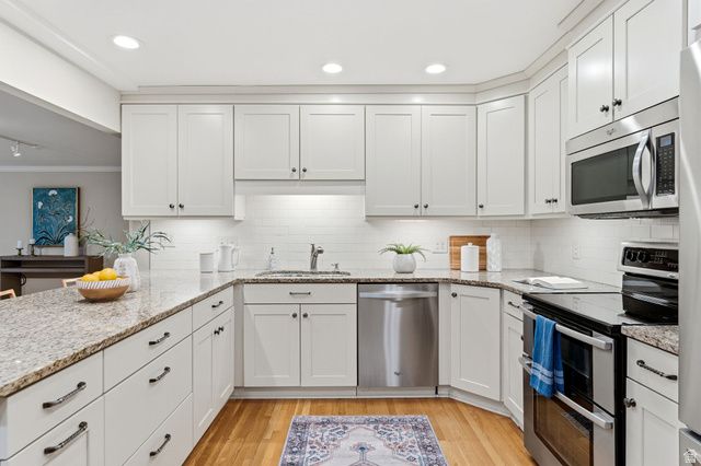 2370 E LYNWOOD DR, Salt Lake City, UT 84109