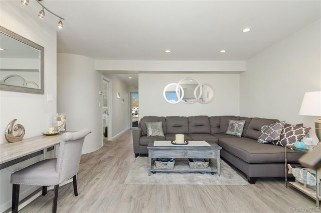 61 W Tiana Road 10, Hampton Bays, NY 11946