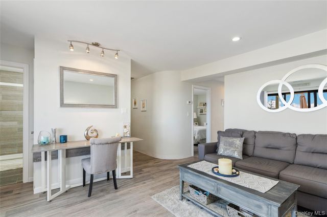 61 W Tiana Road 10, Hampton Bays, NY 11946