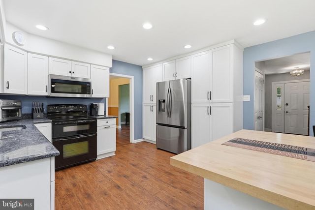 17 BRIARWOOD DR, Voorhees, NJ 08043