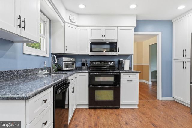17 BRIARWOOD DR, Voorhees, NJ 08043