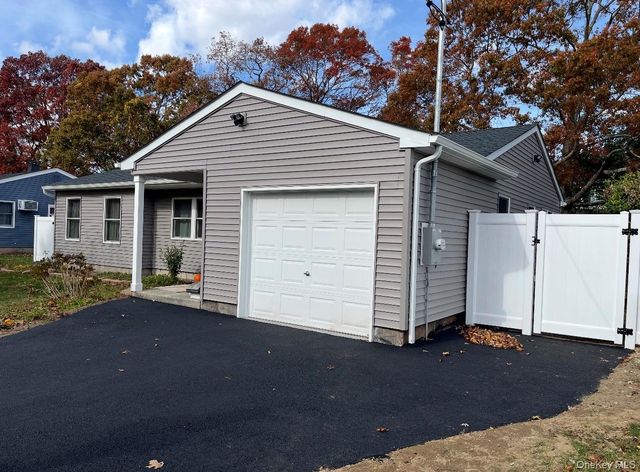 33 Loughlin Drive, Shirley, NY 11967