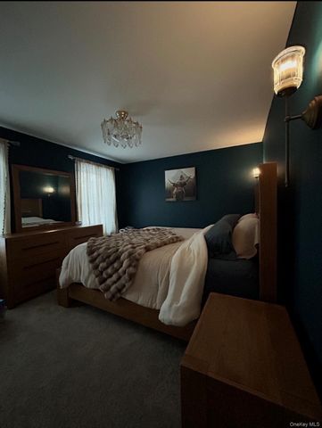 33 Loughlin Drive, Shirley, NY 11967