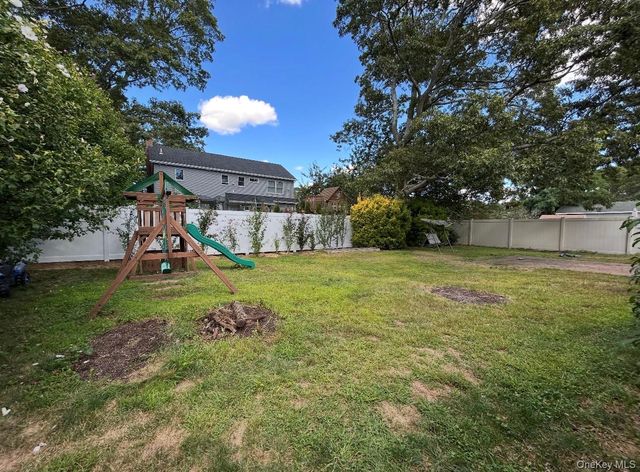 33 Loughlin Drive, Shirley, NY 11967