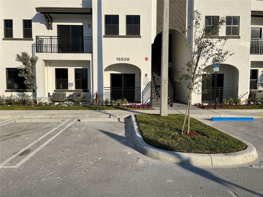 15520 SW 136th St 103, Miami, FL 33196