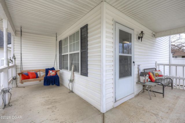 2038 Blue Jay Drive, Webb City, MO 64870