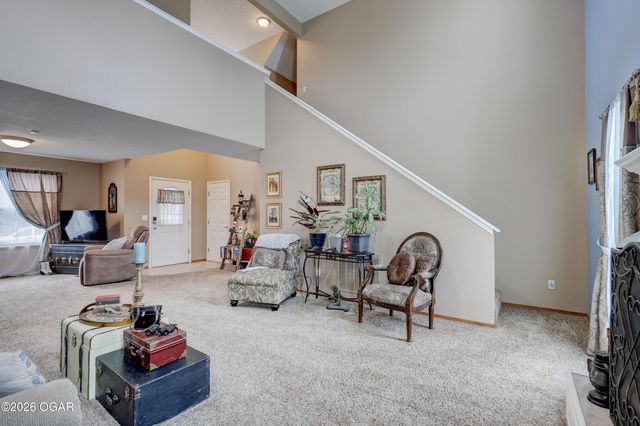 2038 Blue Jay Drive, Webb City, MO 64870