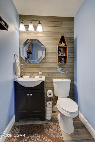 2038 Blue Jay Drive, Webb City, MO 64870