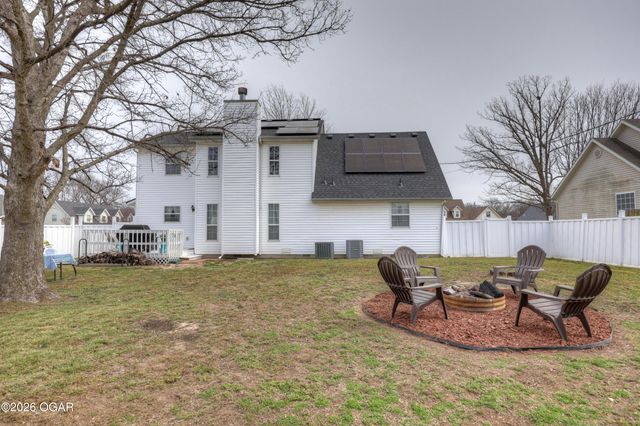 2038 Blue Jay Drive, Webb City, MO 64870