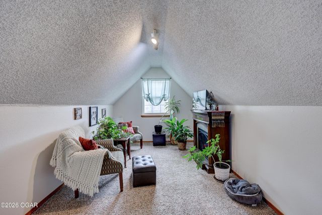 2038 Blue Jay Drive, Webb City, MO 64870