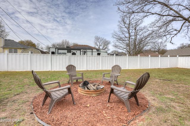 2038 Blue Jay Drive, Webb City, MO 64870