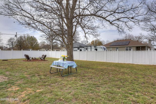 2038 Blue Jay Drive, Webb City, MO 64870