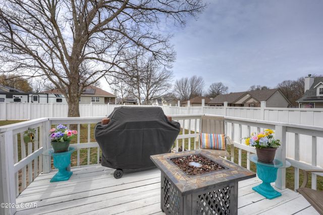 2038 Blue Jay Drive, Webb City, MO 64870